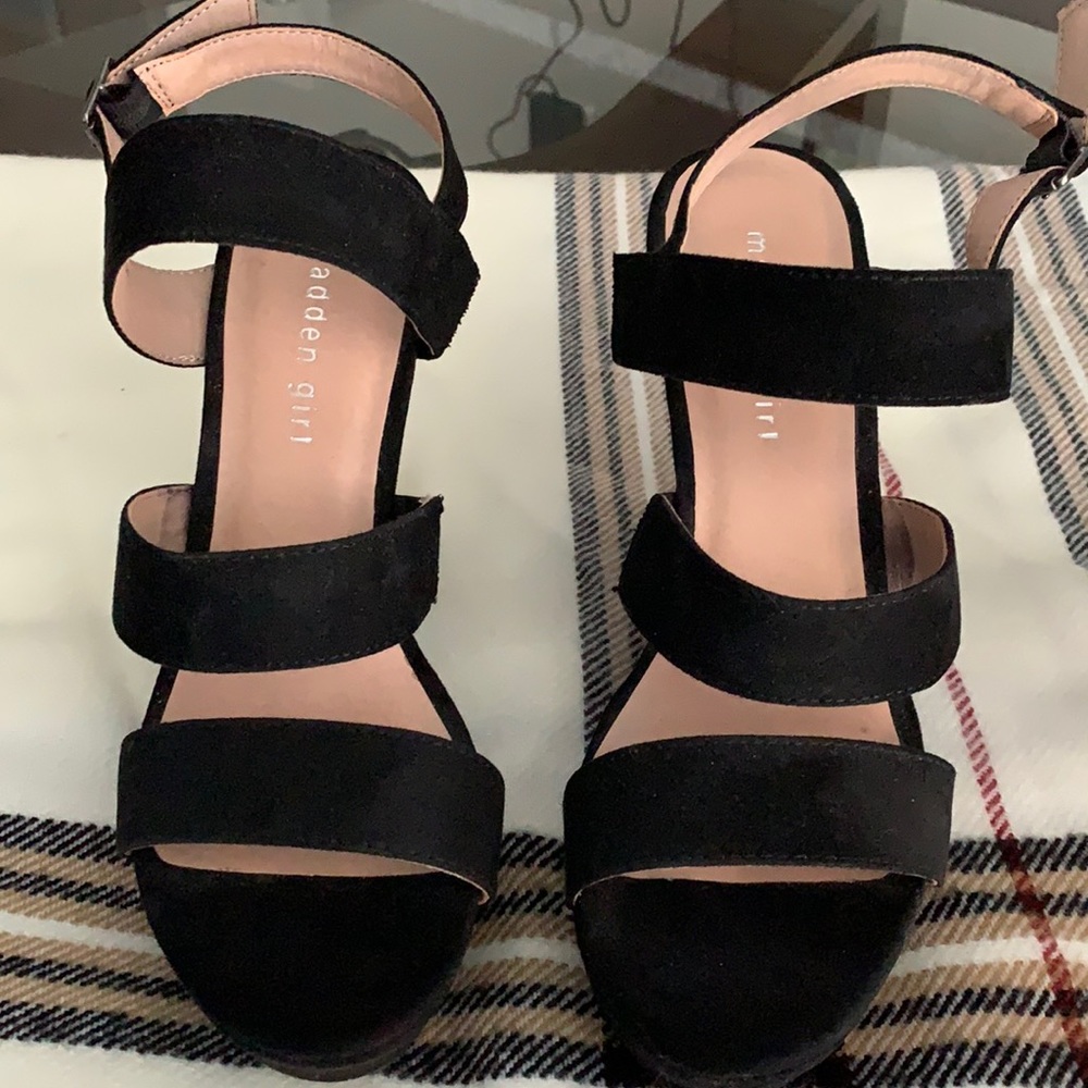 MADDEN GIRL PLATFORM SANDALS IN GREAT CONDITION!!